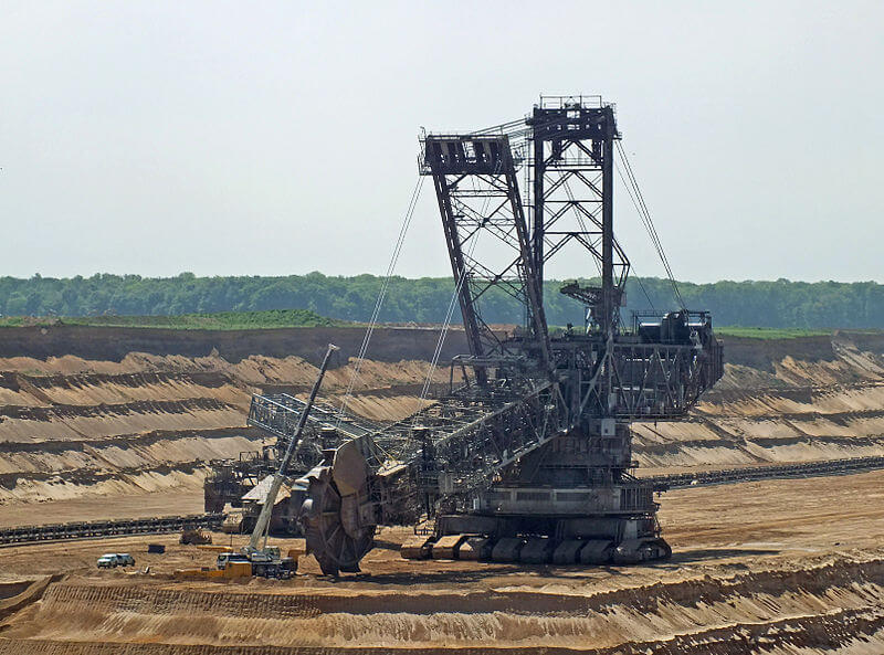 800px Bucket wheel excavator under repair germany