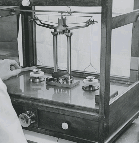 weighing_the_cornets_in_fire_assay